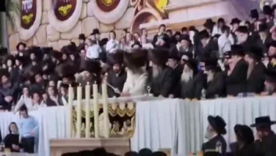 הדלקת לג בעומר בחצר הקודש סאטמאר ביים כתיבת ס"ת