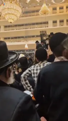 הדלקה דורך כ"ק אדמו"ר מוויזניץ שליט"א אין ביהמ"ד הגדול אין בני ברק