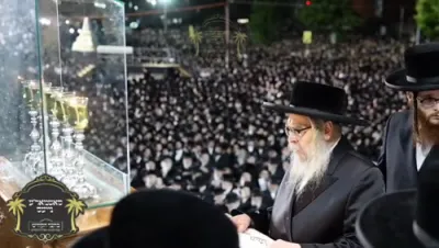 מעמד ההדלקה רבתי ליל ל"ג בעומר לכבוד התנא אלוקי רבי שמעון בר יוחאי, במקהלות רבוא רבבות ישראל, אין קרית יואל, אין שפיץ פון כ"ק אדמו"ר מסאטמאר שליט"א 