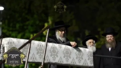 מעמד ההדלקה רבתי ליל ל"ג בעומר לכבוד התנא אלוקי רבי שמעון בר יוחאי, במקהלות רבוא רבבות ישראל, אין קרית יואל, אין שפיץ פון כ"ק אדמו"ר מסאטמאר שליט"א 