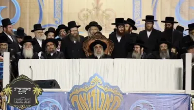 מעמד ההדלקה רבתי ליל ל"ג בעומר לכבוד התנא אלוקי רבי שמעון בר יוחאי, במקהלות רבוא רבבות ישראל, אין קרית יואל, אין שפיץ פון כ"ק אדמו"ר מסאטמאר שליט"א 