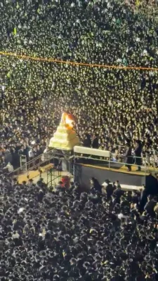 מעמד ההדלקה רבתי ליל ל"ג בעומר לכבוד התנא אלוקי רבי שמעון בר יוחאי, במקהלות רבוא רבבות ישראל, אין קרית יואל, אין שפיץ פון כ"ק אדמו"ר מסאטמאר שליט"א 