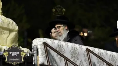 מעמד ההדלקה רבתי ליל ל"ג בעומר לכבוד התנא אלוקי רבי שמעון בר יוחאי, במקהלות רבוא רבבות ישראל, אין קרית יואל, אין שפיץ פון כ"ק אדמו"ר מסאטמאר שליט"א 