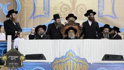 מעמד ההדלקה רבתי ליל ל"ג בעומר לכבוד התנא אלוקי רבי שמעון בר יוחאי, במקהלות רבוא רבבות ישראל, אין קרית יואל, אין שפיץ פון כ"ק אדמו"ר מסאטמאר שליט"א 