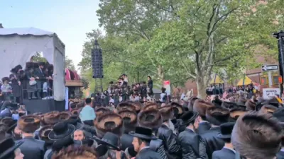ערשטע בילדער: היסטארישע מעמד הכנסת ספר תורה דורך כ"ק אדמו"ר מסאטמאר שליט"א 