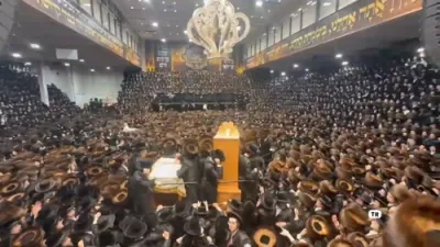 ערשטע בילדער: היסטארישע מעמד הכנסת ספר תורה דורך כ"ק אדמו"ר מסאטמאר שליט"א 