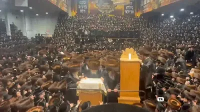 ערשטע בילדער: היסטארישע מעמד הכנסת ספר תורה דורך כ"ק אדמו"ר מסאטמאר שליט"א 