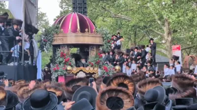 ערשטע בילדער: היסטארישע מעמד הכנסת ספר תורה דורך כ"ק אדמו"ר מסאטמאר שליט"א 