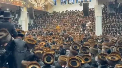 ערשטע בילדער: היסטארישע מעמד הכנסת ספר תורה דורך כ"ק אדמו"ר מסאטמאר שליט"א 