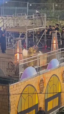 הרה"צ רבי אלימלך בידערמאן שליט"א איז מתפלל לרפואת כ"ק אדמו"ר מבעלזא שליט"א ביים הדלקה