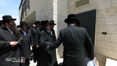 בילדער און ווידיאוס: הרה"ק רבי יעקב מאיר שעכטער שליט"א האלט אפ א היסטארישע שבת מיט נגידים אין טבריה