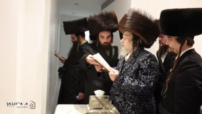 בילדער און ווידיאוס: הרה"ק רבי יעקב מאיר שעכטער שליט"א האלט אפ א היסטארישע שבת מיט נגידים אין טבריה
