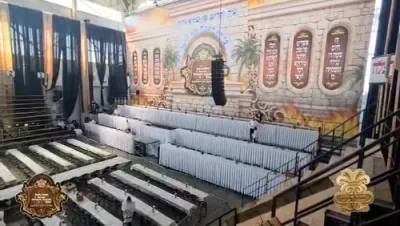 קרוב צו פינף טויזנט זיץ פלעצער חוץ די הויעכשטאקיגע פארענטשעס וואס איז צוגעשטעלט פאר די בחורי חמד ווערט יעצט צוגעגרייט אינעם זאל  וואו ס'וועט פארקומען די הכנסת ספר תורה בחצר הקודש סאטמאר 