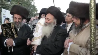 הרב מאיר נחמן אלחדד שליט"א טרעט אויף מיט דברי אמונה ובטחון שטייענדיג אויף שביל רבי דב אין מירון ביים הכנסת שני ס"ת דורך קרן 45 ספרי תורה לע"נ זיינע צוויי קינדער וועלעכע זענען אוועק ביים שרעקליכע טראגעדיע אין מירון מיט פינף יאר צוריק.