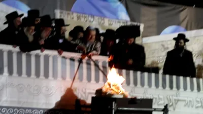 הערליכע גאלעריע: הדלקה בצל הרה"ק רבי יעקב מאיר שעכטער שליט"א אין ירושלים 