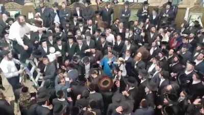 לעבעדיגע טענץ היינט בחצר רשב"י 