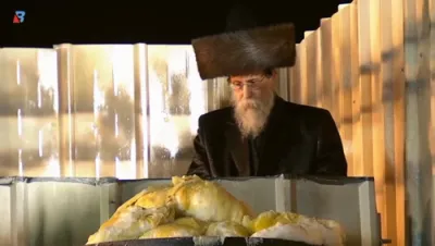 פרישע ווידיאוס פון די הדלקה בחצר הקודש באיאן