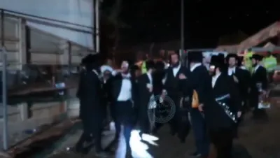 הגה"צ רבי צבי מאיר זילבערבערג שליט"א קומט אן קיין מירון מעוטף בטליתו