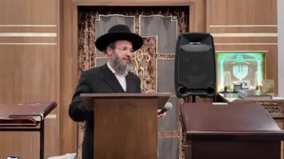 טראפ ביי טראפ פילט זיך אן דער עמער! א הערליכע דרשה געהאלטן אין קהל בני יששכר דורך הרב מענדל פעפערקארן.
