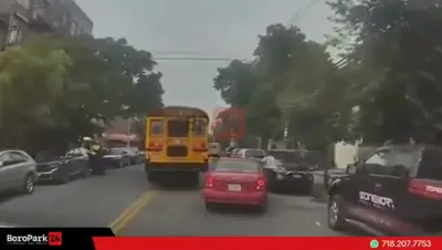 א קאר אין בארא פארק פארט פרעכערהייט אריבער א באס פול מיט קינדער
