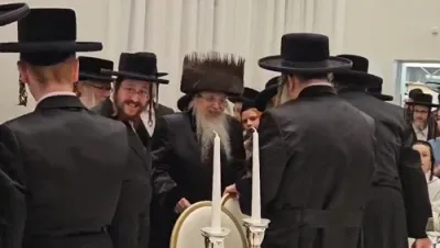 כ"ק אדמו"ר מטאהש שליט"א באזוכט אין קרית יואל אין ישיבת טאהש, לחיים און תפילין לייגן פון הבה"ח מרדכי שמעון לאווי בן הרב אלימלך נפתלי הירצקא לאווי שליט"א בן הרה"צ רבי מרדכי ז"ל נכד כ"ק אדמו"ר מטאהש זצ"ל 