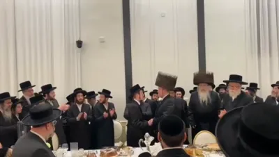 כ"ק אדמו"ר מטאהש שליט"א באזוכט אין קרית יואל אין ישיבת טאהש, לחיים און תפילין לייגן פון הבה"ח מרדכי שמעון לאווי בן הרב אלימלך נפתלי הירצקא לאווי שליט"א בן הרה"צ רבי מרדכי ז"ל נכד כ"ק אדמו"ר מטאהש זצ"ל 