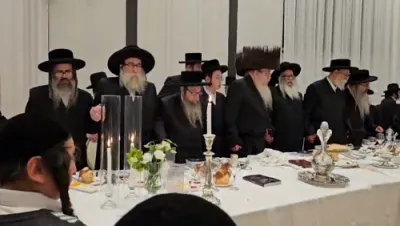 כ"ק אדמו"ר מטאהש שליט"א באזוכט אין קרית יואל אין ישיבת טאהש, לחיים און תפילין לייגן פון הבה"ח מרדכי שמעון לאווי בן הרב אלימלך נפתלי הירצקא לאווי שליט"א בן הרה"צ רבי מרדכי ז"ל נכד כ"ק אדמו"ר מטאהש זצ"ל 
