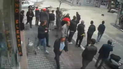  פלוצלינגע פארפלייצונג שוועמט איבער טערקישע גאסן אין בלויז געציילטע מינוטן, מיטשלעפנדיג קארס און הייזער.