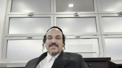 א הערליכע מעשה"מיליאנען דאלארן זענען גארנישט קעגן דעם שכר פון לייגן איין מאל תפילין" &ndash; דורך הרב אליהו שווארץ ביים שיעור עמוד היומי 'דרשו' מסכת יומא דף ו'''