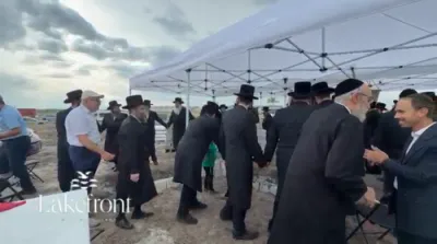 פולע בילדער און ווידיאוס: געהויבענע דעלעגאציע פונעם וועד הרבנים דלעיקפראנט שליט"א, אינאיינעם מיט די חברי הנהלת המוסדות, אויפן וועג קיין לעיקפראנט צום מעמד הנחת אבן הפינה מיט הגה"צ דומ"ץ קרית יואל שליט"א 