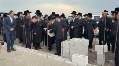 פולע בילדער און ווידיאוס: געהויבענע דעלעגאציע פונעם וועד הרבנים דלעיקפראנט שליט"א, אינאיינעם מיט די חברי הנהלת המוסדות, אויפן וועג קיין לעיקפראנט צום מעמד הנחת אבן הפינה מיט הגה"צ דומ"ץ קרית יואל שליט"א 