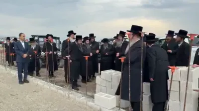 פולע בילדער און ווידיאוס: געהויבענע דעלעגאציע פונעם וועד הרבנים דלעיקפראנט שליט"א, אינאיינעם מיט די חברי הנהלת המוסדות, אויפן וועג קיין לעיקפראנט צום מעמד הנחת אבן הפינה מיט הגה"צ דומ"ץ קרית יואל שליט"א 