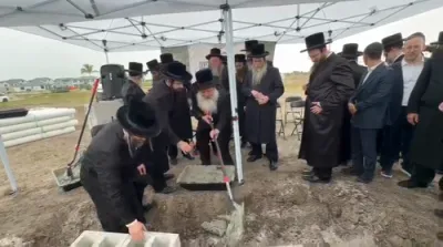 פולע בילדער און ווידיאוס: געהויבענע דעלעגאציע פונעם וועד הרבנים דלעיקפראנט שליט"א, אינאיינעם מיט די חברי הנהלת המוסדות, אויפן וועג קיין לעיקפראנט צום מעמד הנחת אבן הפינה מיט הגה"צ דומ"ץ קרית יואל שליט"א 