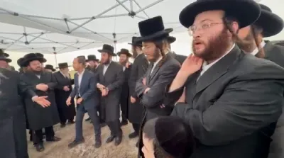פולע בילדער און ווידיאוס: געהויבענע דעלעגאציע פונעם וועד הרבנים דלעיקפראנט שליט"א, אינאיינעם מיט די חברי הנהלת המוסדות, אויפן וועג קיין לעיקפראנט צום מעמד הנחת אבן הפינה מיט הגה"צ דומ"ץ קרית יואל שליט"א 
