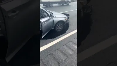 א לאך אויף לאנג איילענד עקספרעסוועי האט כמעט איינגעשלינגן א קאר