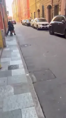 אימיגראנט שטעכט אכזריות'דיג א וואוילן דורכגייער ביי א שוידערליכע אטאקע אין איטאליע.
