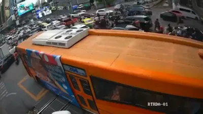 שוידער אין באנגקאק: א באן האט זיך צוזאמגעשטויסן מיט א באס און א מאטארסייקל וואס זענען געבליבן שטעקן אויף די שינעס דורכאויס די פארנומענע ראש-אויער שעה'ן.