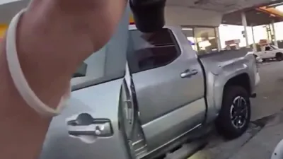פלארידא: א פאטער איז געפונען געווארן שיכור און באוואוסטלאז ביי א געז סטאנציע, מיט א געלאדנטע רעוואלווער און זיין 5 יעריג אינגל אינאיינעם אין די קאר.