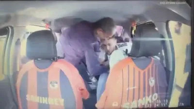 שרעקעדיג: א טערקישער מאן האט באזיגט און אומשעדליך געמאכט א פאסאזשיר וואס האט געהאלטן א שאטגאן-ביקס נאך א ווילדע געראנגל וואס האט אנגעהאלטן צוויי-און-א-האלב מינוט