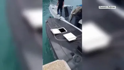 באוואפנט און אומאידענטיפיצירט: א טויטליכע מיליטערישע ים דראון איז פארשוועמט געווארן אין א הייל אויף א גריכישן וואקאציע אינזל