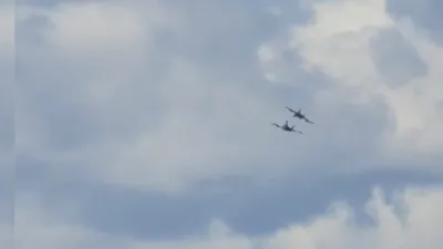 🚨 צוויי אמעריקאנער נעיווי קאמף פליגערס האבן זיך צוזאמגעשטויסן אין די לופטן העכער איידעהא און סוקסעספול ארויסגעטאנצן.