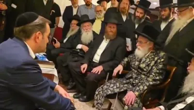 כ"ק אדמו"ר מוויזניץ שליט"א ביי ניחום אבלים ביי משפחת קנאל