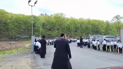 בילדער און ווידיאוס: כ"ק אדמו"ר מסאטמאר שליט"א ביים פארלאזן קרית יואל אויף וועגן קיין אייראפע מיט א גרויסע צאל נדיבי עם