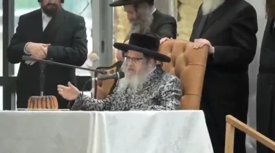 בילדער און ווידיאוס: כ"ק אדמו"ר מסאטמאר שליט"א ביים פארלאזן קרית יואל אויף וועגן קיין אייראפע מיט א גרויסע צאל נדיבי עם