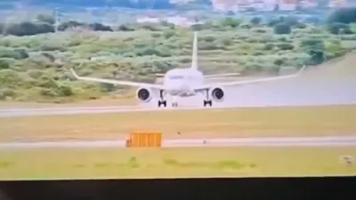 א קראאטיע עירליינס דזשעט האט ארויסגעגליטשט פון די ראנוועי נאכ'ן פארלירן קאנטראל ביי א הויכע ספיד.
