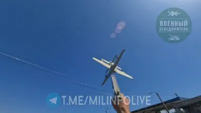 רוסישע זעלנער נוצן א דראן וואס ווערט ארויסגעשיקט מיט די האנט קעגן א אוקראינישע לופט-ציל