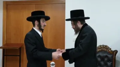 כ"ק אדמו"ר מסאדיגורא שליט"א טאנצט ביים לחיים צום שידוך שליסן פון הבה"ח שלום כהן ני"ו