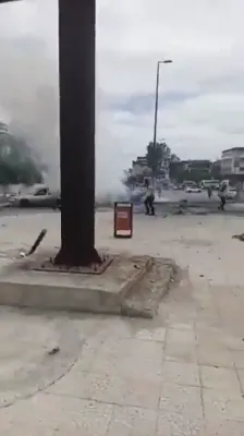 א קאר באמבע אויפרייס האט באטראפן א וואפן צענטער אין דמשק.