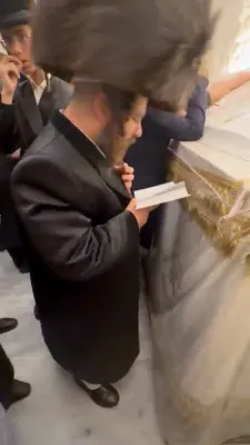 מוצאי יום טוב שבועות ביי כ"ק אדמו"ר מקרעטשניף עפר עטה שליט"א 