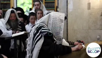 כ"ק אדמו"ר מבאבוב 45 שליט"א האט געפראוועט די תפילות און א מסיבת לחיים לכבוד ראש חודש סיון אינעם באבוב 45 בית המדרש אין מאנסי. ביי די געלעגנהייט איז אויך פארגעקומען א שמחת הברית און א סיום כתיבת ספר תורה.